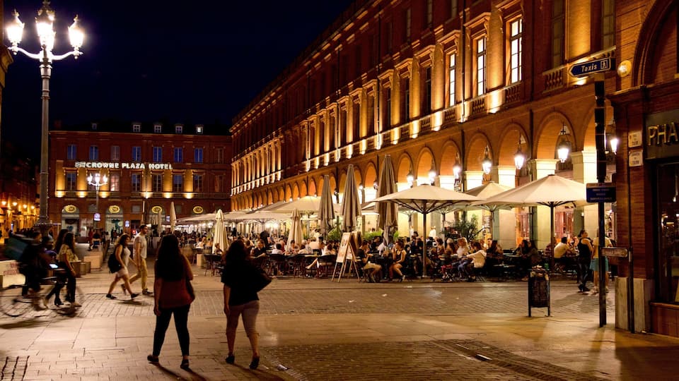 Capitole de Toulouse showing outdoor eating and night scenes as well as a couple