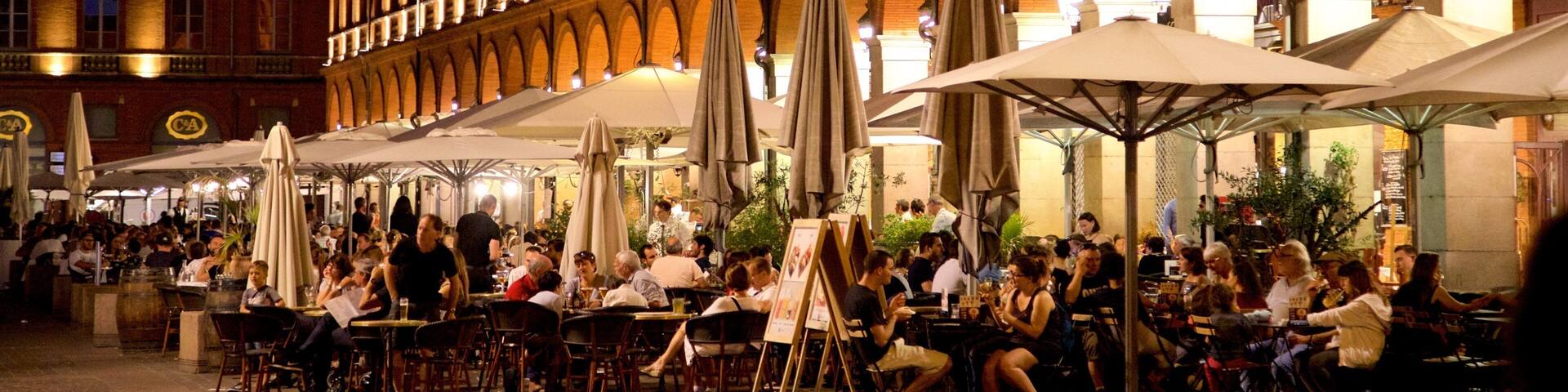 Capitole de Toulouse presenterar restauranger, en stad och nattliv