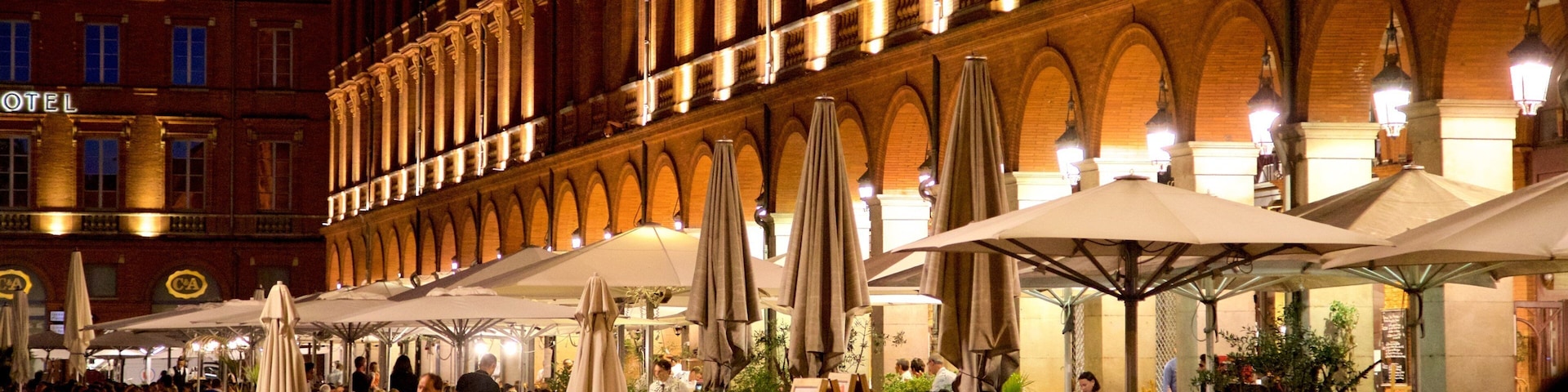 Capitole de Toulouse featuring dining out, a city and night scenes