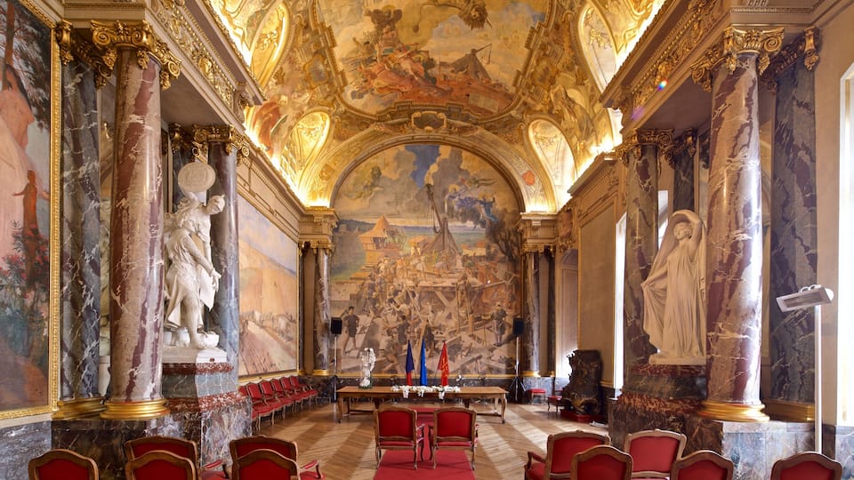 Capitole de Toulouse featuring interior views, a statue or sculpture and art