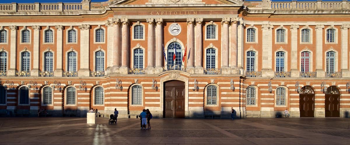 Capitole de Toulouse toont een plein, historische architectuur en straten