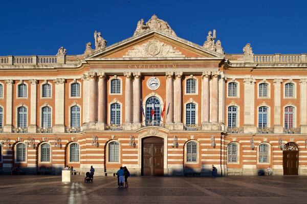Capitole de Toulouse presenterar ett torg, gatuliv och historisk arkitektur