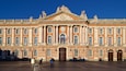 Capitole de Toulouse showing a square or plaza, heritage architecture and street scenes