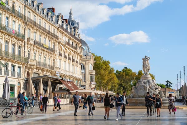 Comedy Square featuring street scenes, heritage architecture and a square or plaza