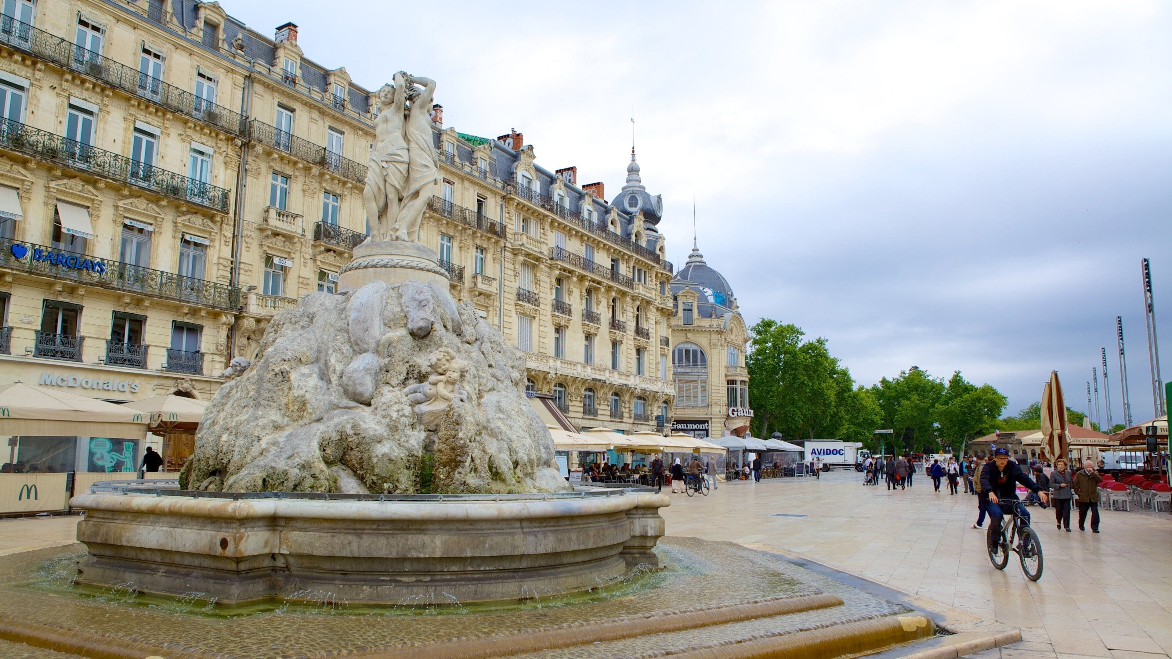 Place de la Comedie som inkluderer statue eller skulptur og torg eller plass