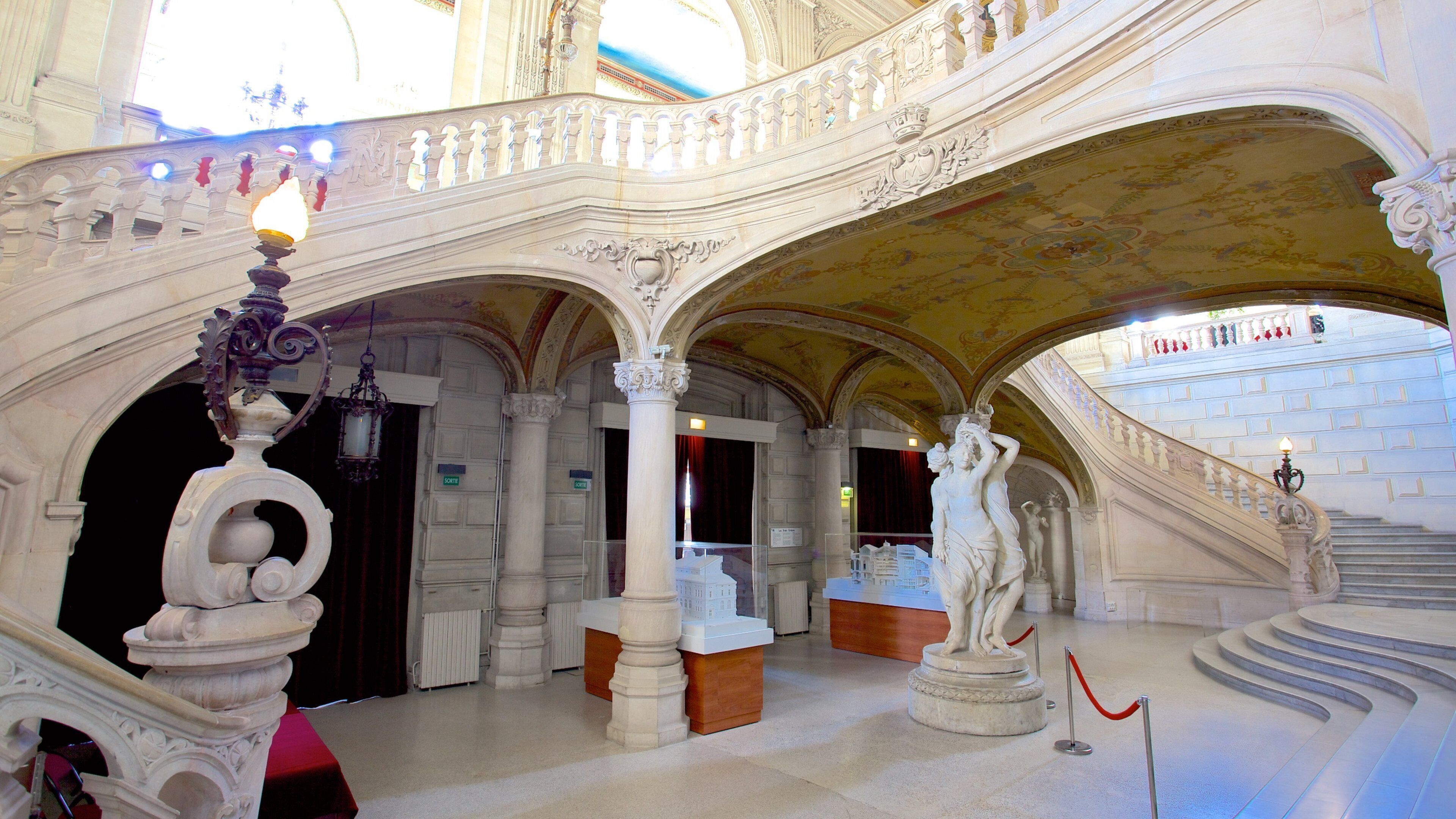 Opera toont interieur en historische architectuur