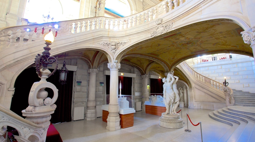 Opera toont interieur en historische architectuur