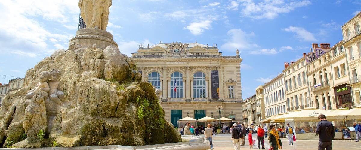 Opéra mostrando una estatua o escultura y un parque o plaza y también un gran grupo de personas