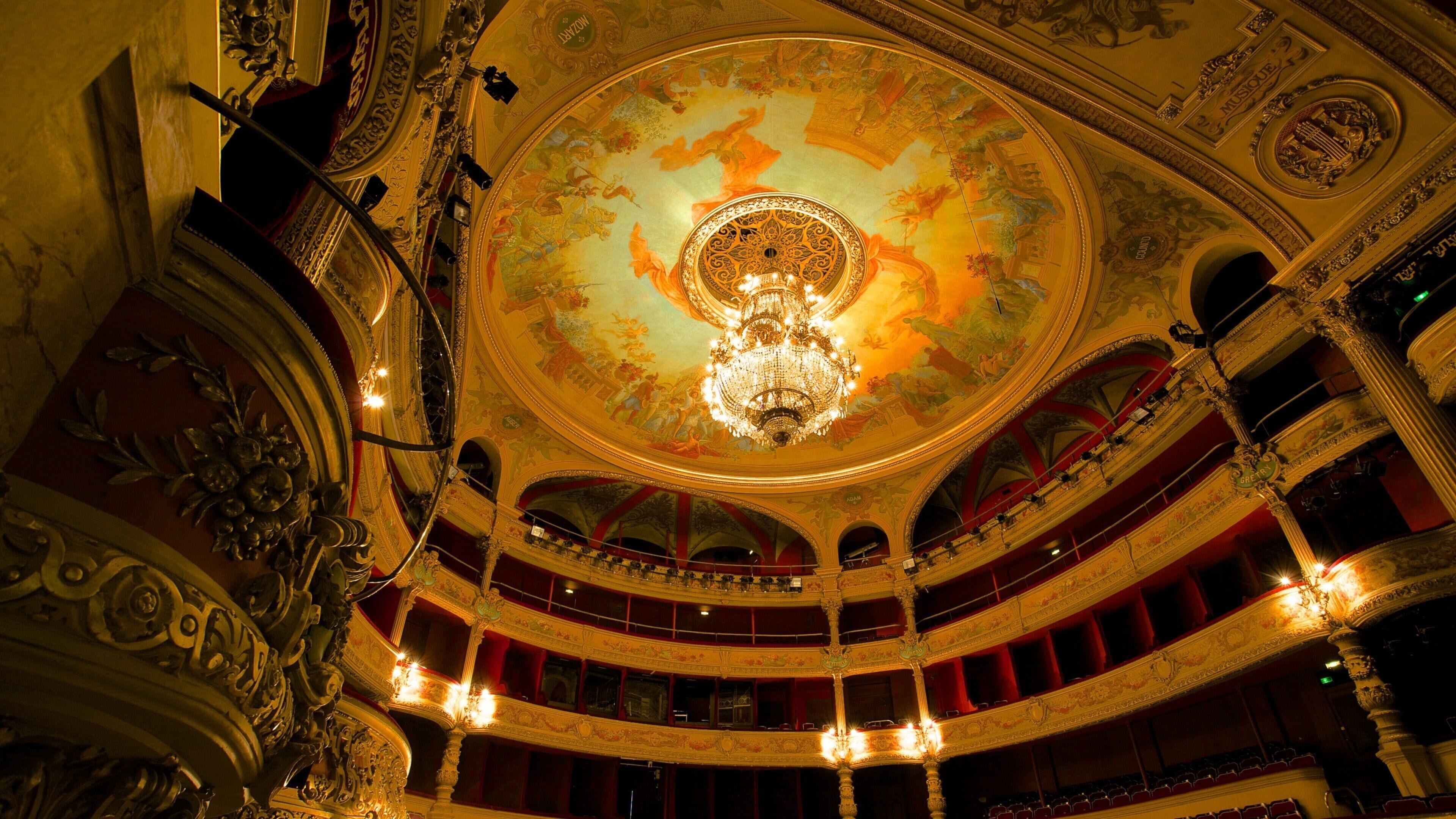 Opera toont historische architectuur, interieur en theaters