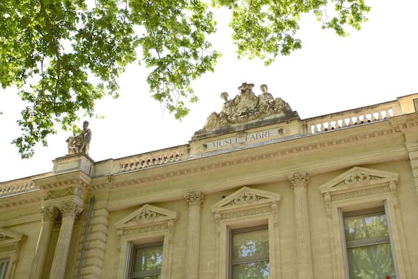 Une façade de style classique ornée de sculptures et portant l’inscription « MUSÉE FABRE ».