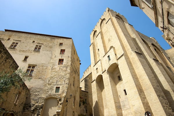 Palais des Papes qui includes patrimoine historique et patrimoine architectural