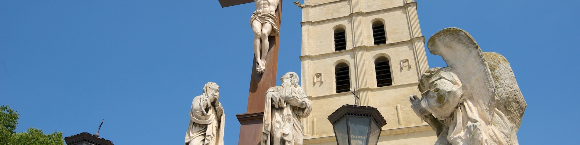 Catedral de Avignon ofreciendo elementos religiosos, arquitectura patrimonial y una iglesia o catedral