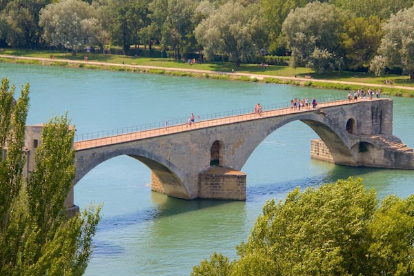 Pont Saint-Bénezet qui includes pont, patrimoine historique et riviÚre ou ruisseau