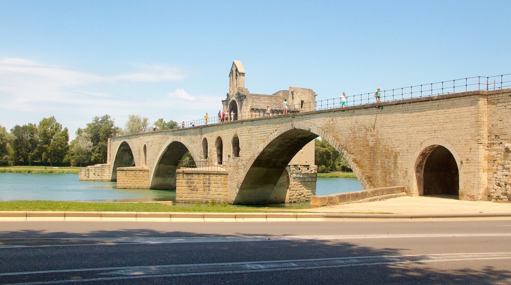 Pont d\'Avignon fasiliteter samt bro, kulturarv og elv eller bekk