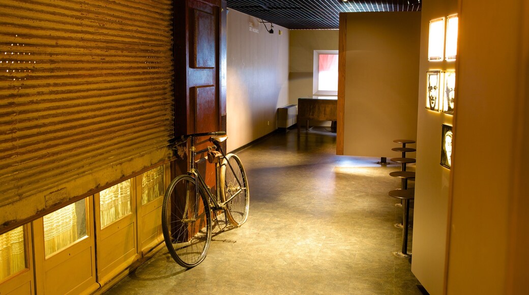 Motstands- og deportasjonsmuseet som viser innendørs