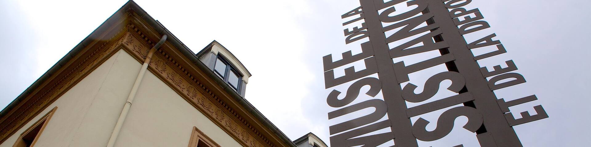 レジスタンス & 強制送還博物館 フィーチャー 標識