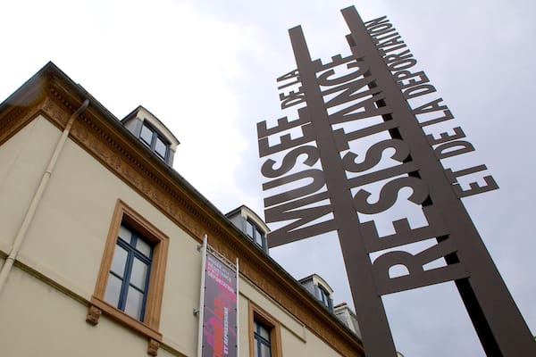 Musée de la Résistance et de la Déportation qui includes signalisation