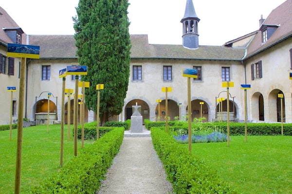Musée Dauphinois mettant en vedette signalisation et jardin