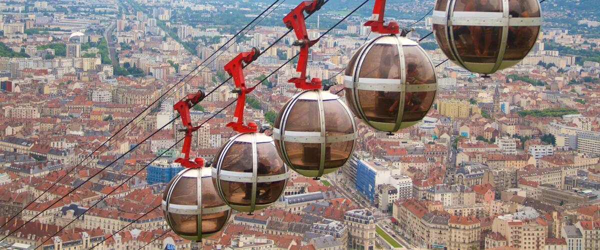 Fort de la Bastille which includes mountains, a gondola and a city