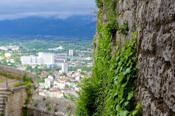 Fort de la Bastille qui includes ville