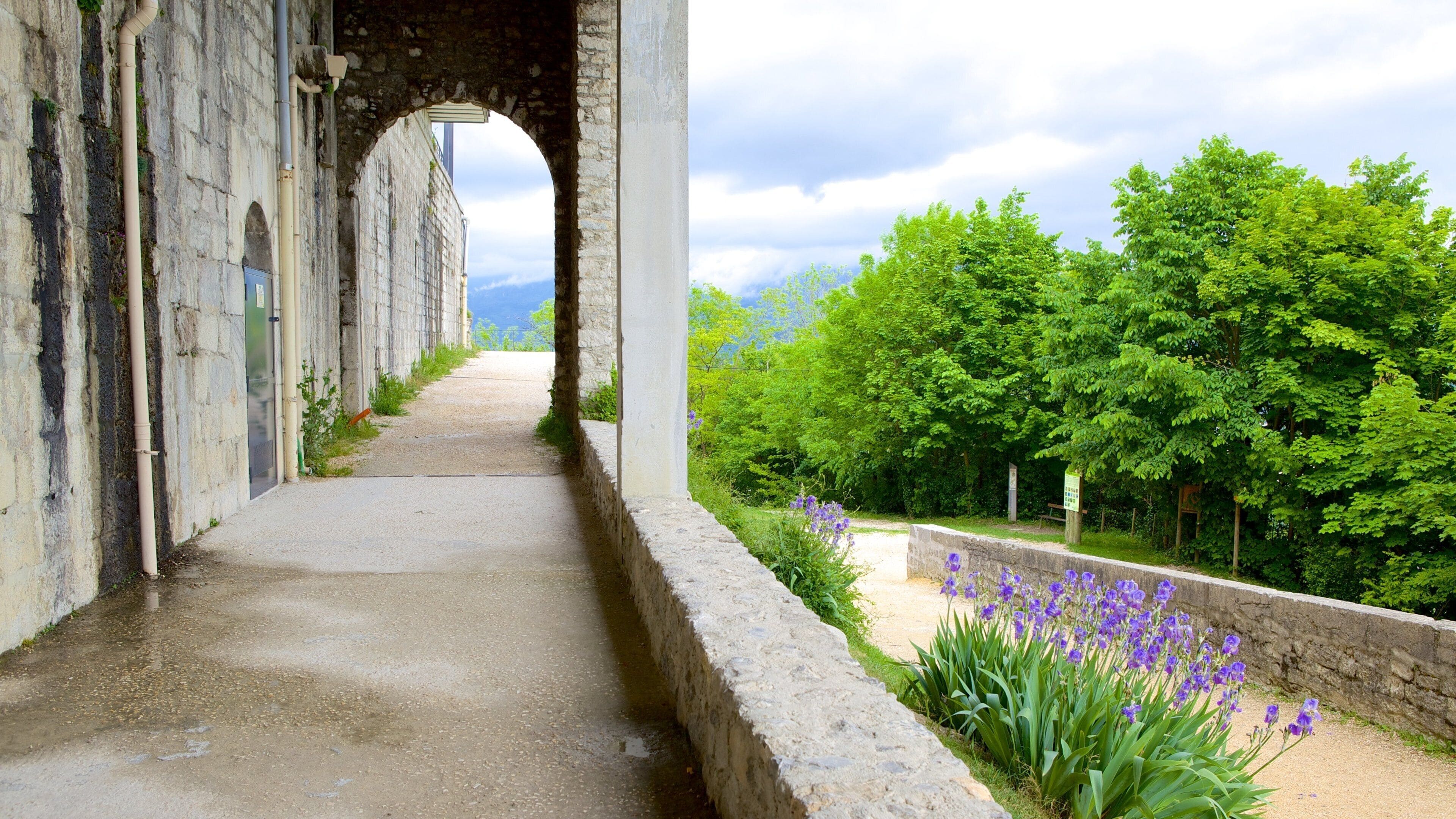 巴士底碉堡 其中包括 歷史建築 和 花朵