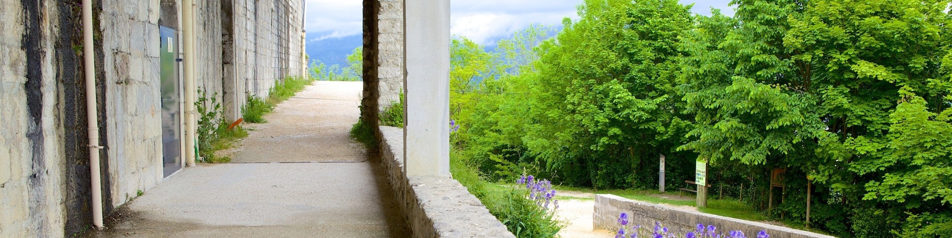 Bastilha caracterizando flores e arquitetura de patrimĂŽnio