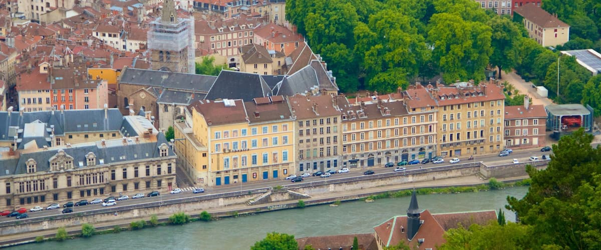 Fort de la Bastille qui includes rivière ou ruisseau et ville