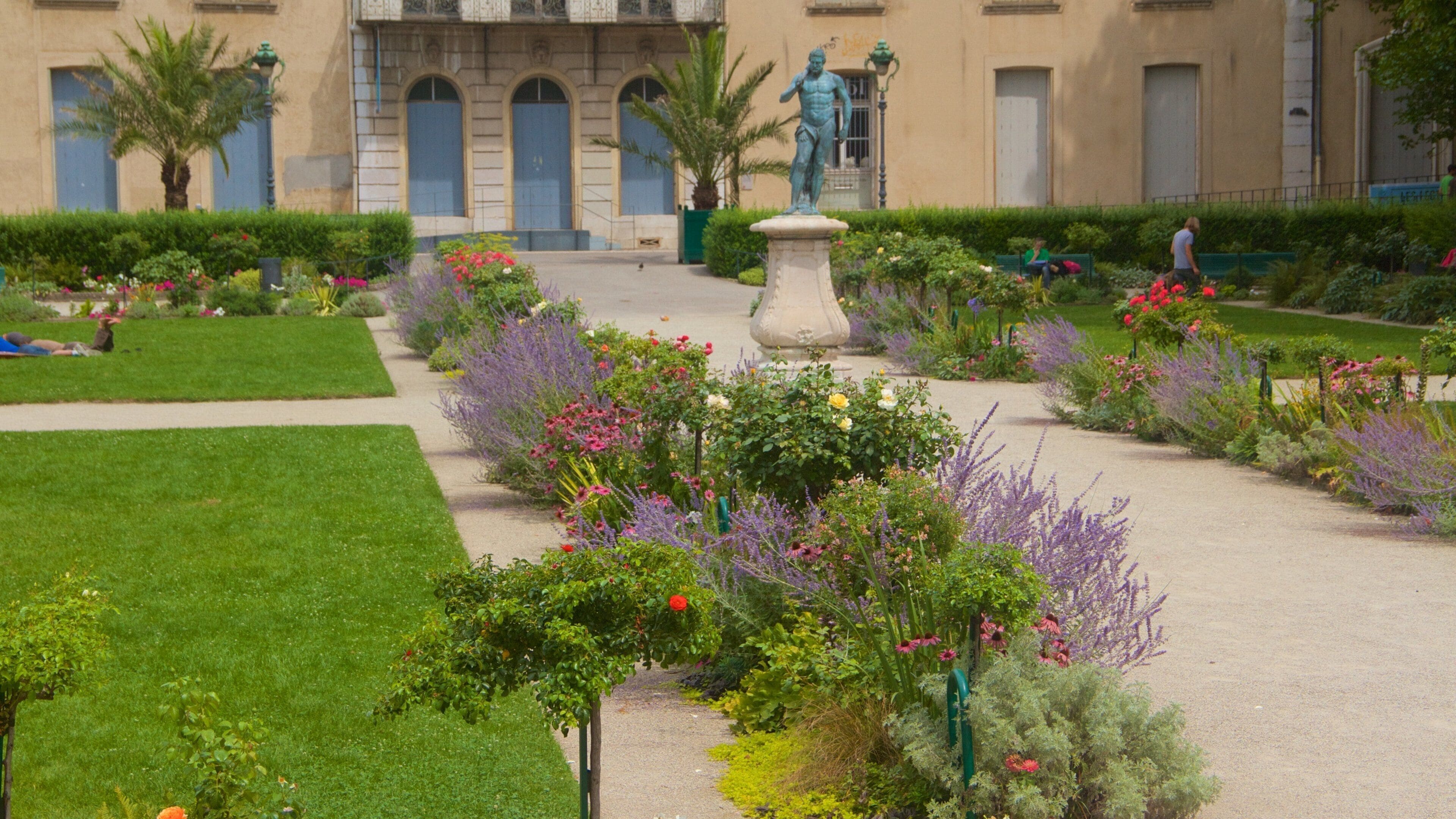 Jardin de Ville mostrando un jardín y flores