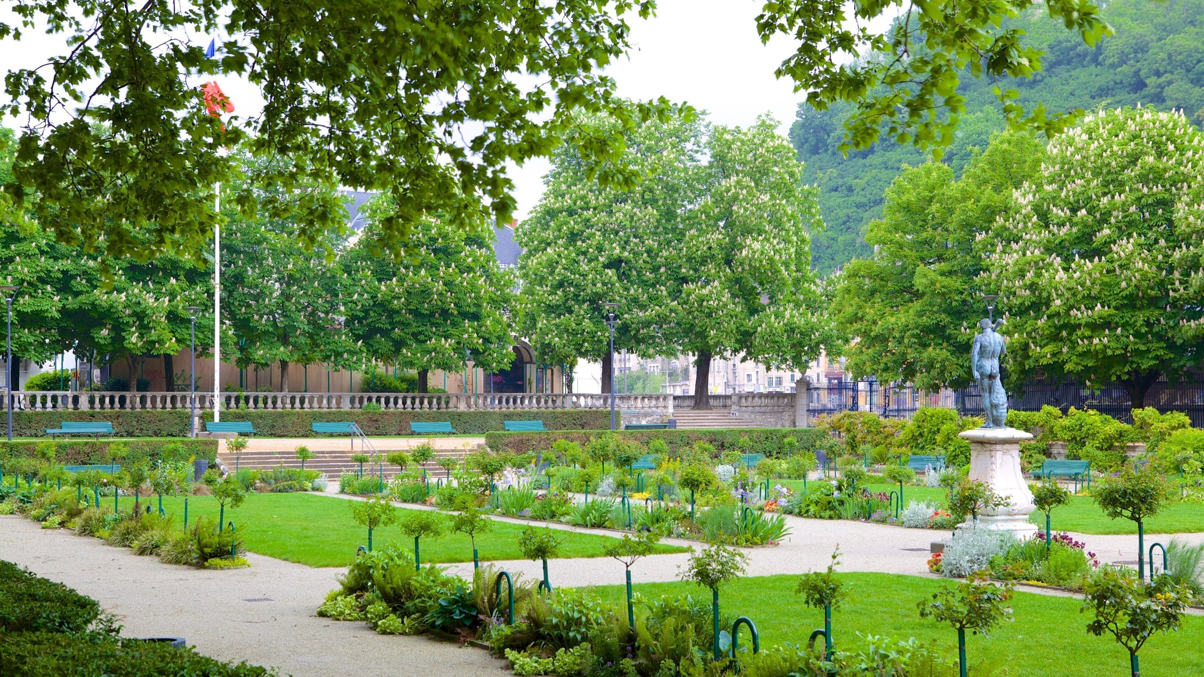Jardin de Ville qui includes jardin