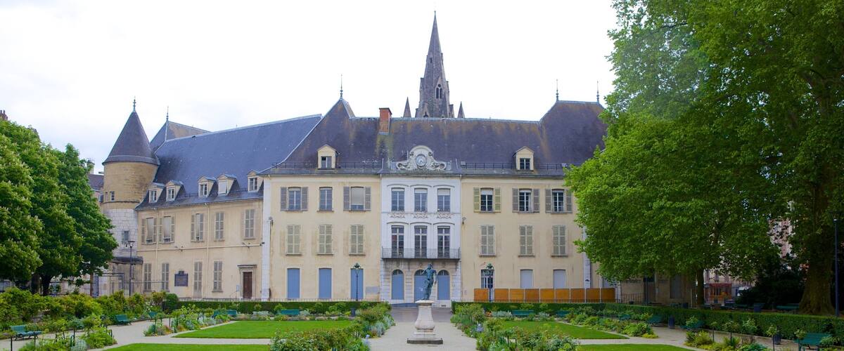 Jardin de Ville featuring heritage architecture and a garden