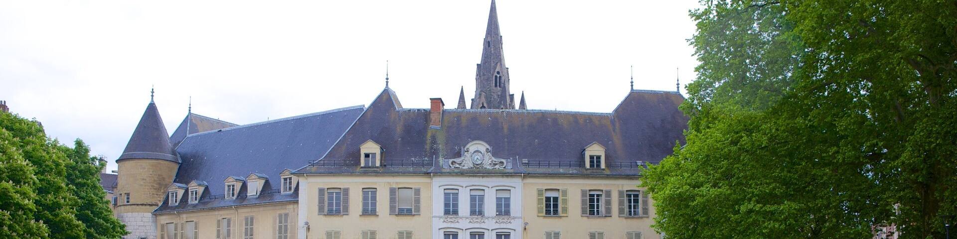 Jardin de Ville mit einem Park und historische Architektur