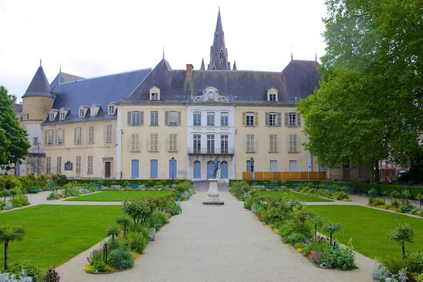Jardin de Ville mettant en vedette jardin et patrimoine architectural