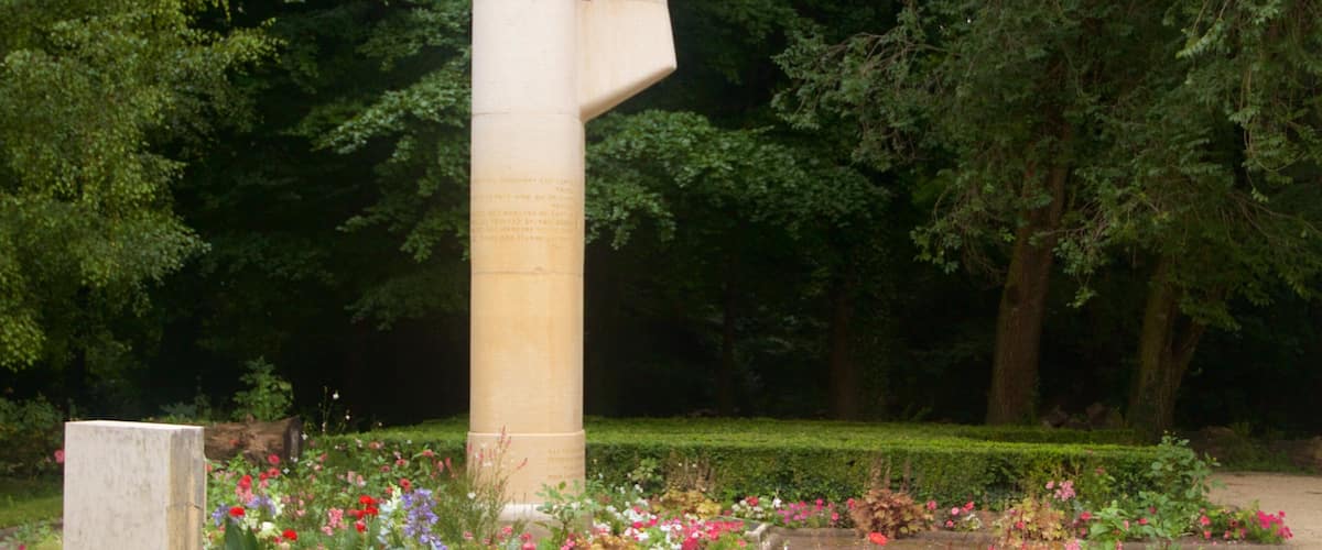 Grenoble which includes a park and flowers