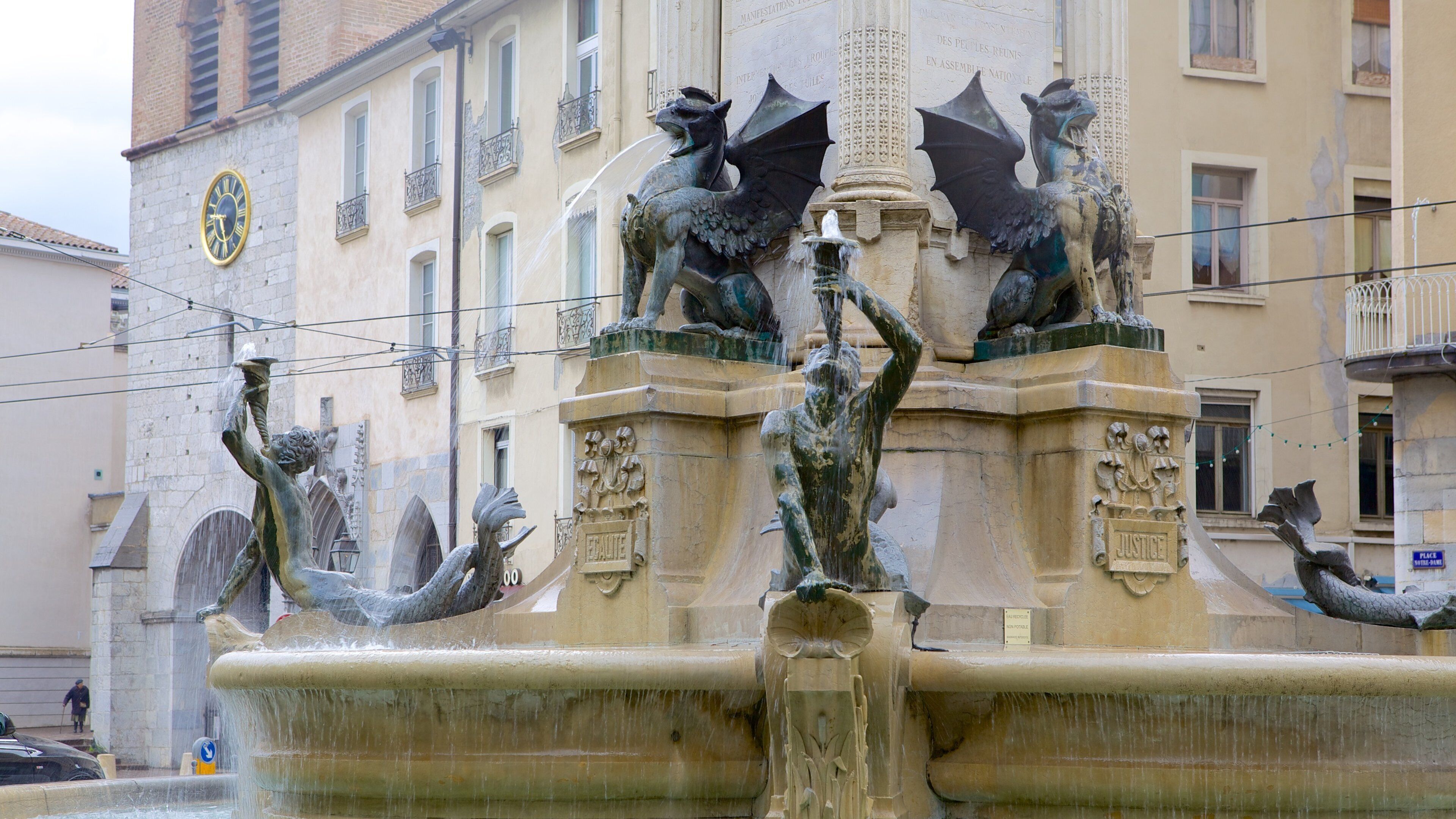 Place Notre Dame which includes a fountain