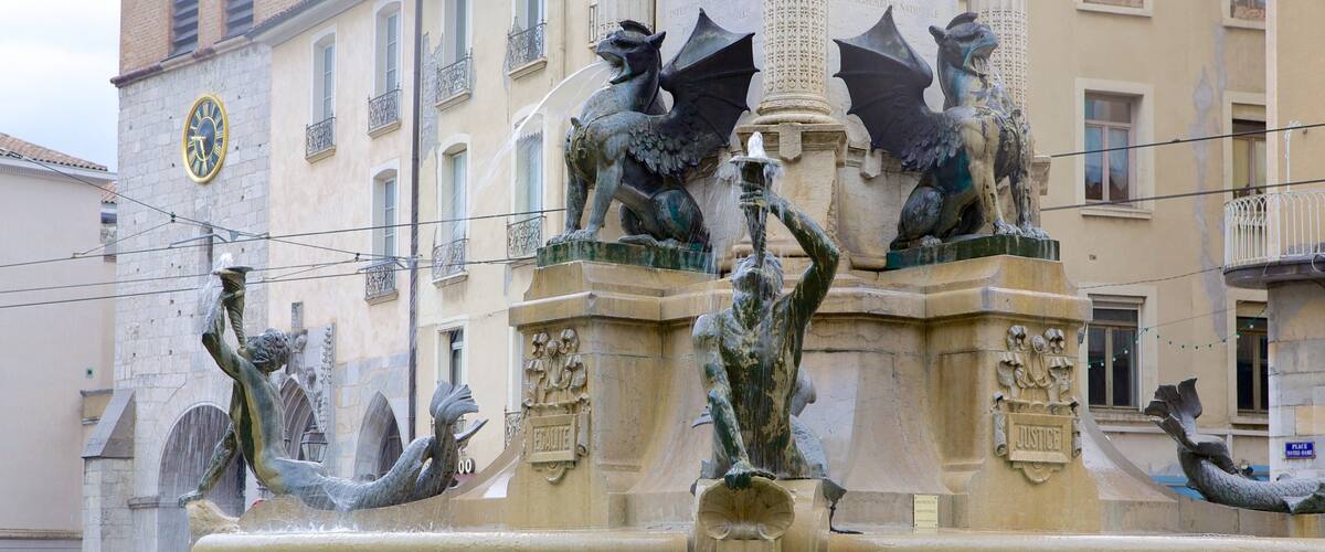 Place Notre Dame showing a fountain