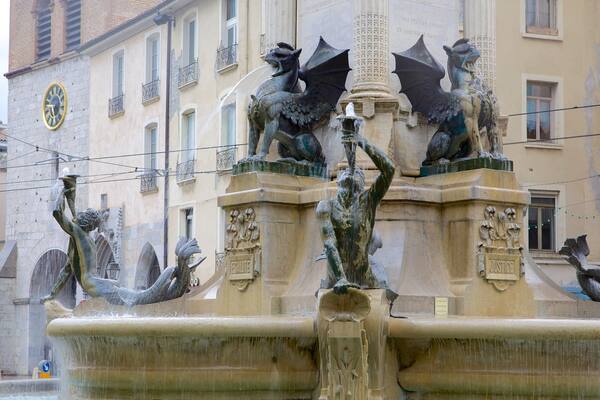 Place Notre Dame das einen Springbrunnen