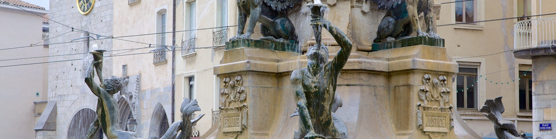 Place Notre Dame ofreciendo una fuente