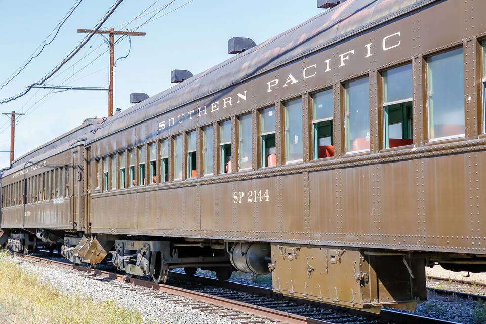Un vagó de tren Southern Pacific amb el número SP 2144 al costat.