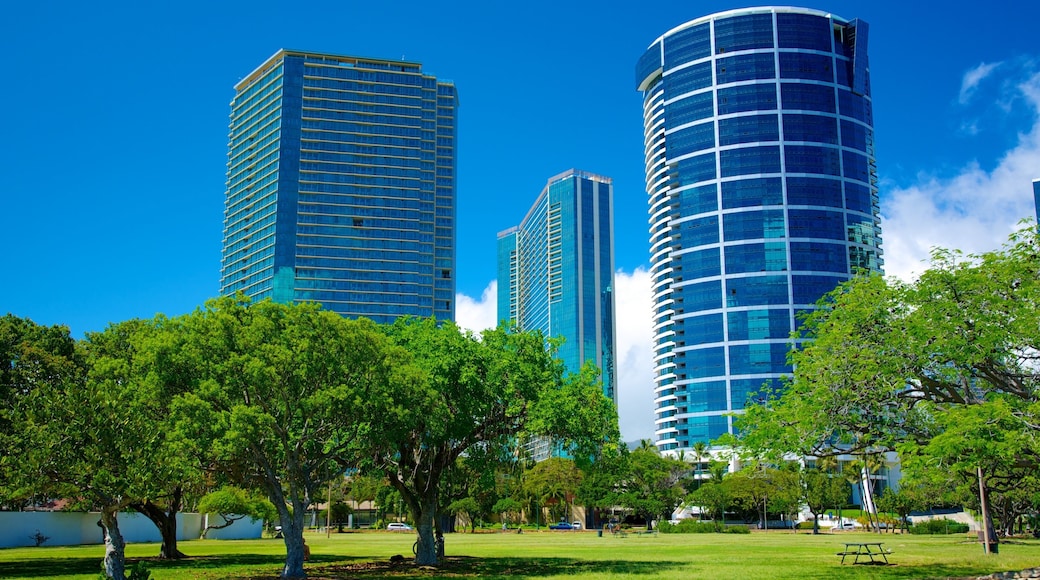 Ala Moana Beach Park que incluye horizonte, un edificio de gran altura y dfc