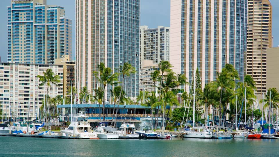 Ala Moana Beach Park showing cbd, boating and a skyscraper
