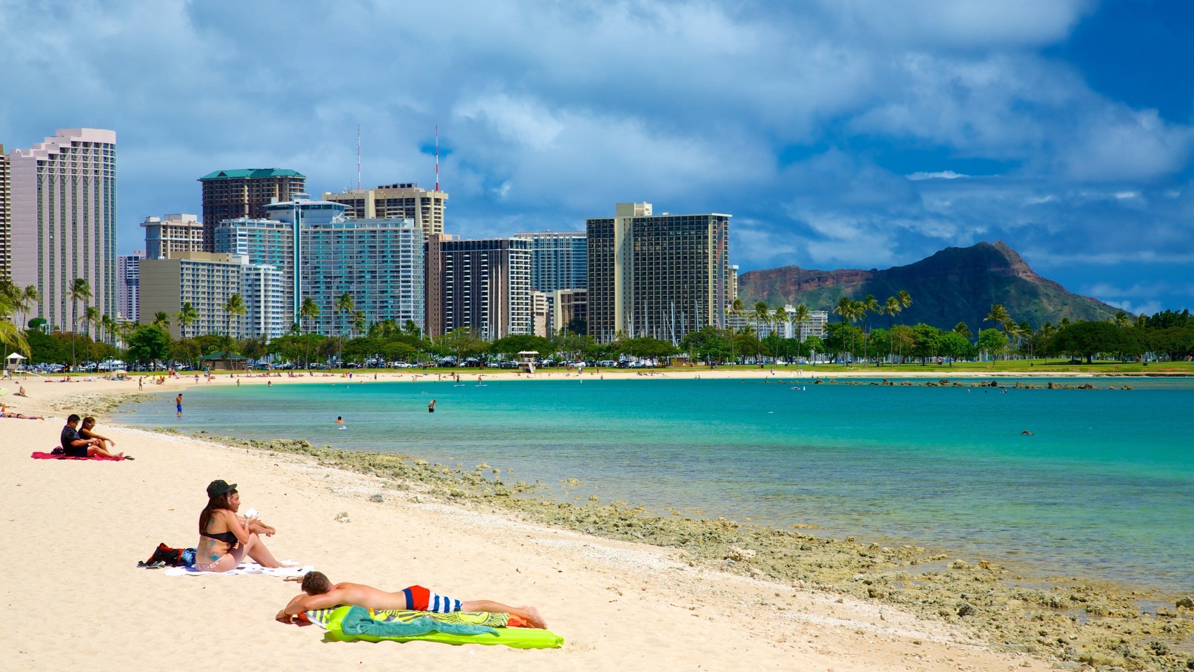 Ala Moana Beach Park which includes a coastal town, a city and views