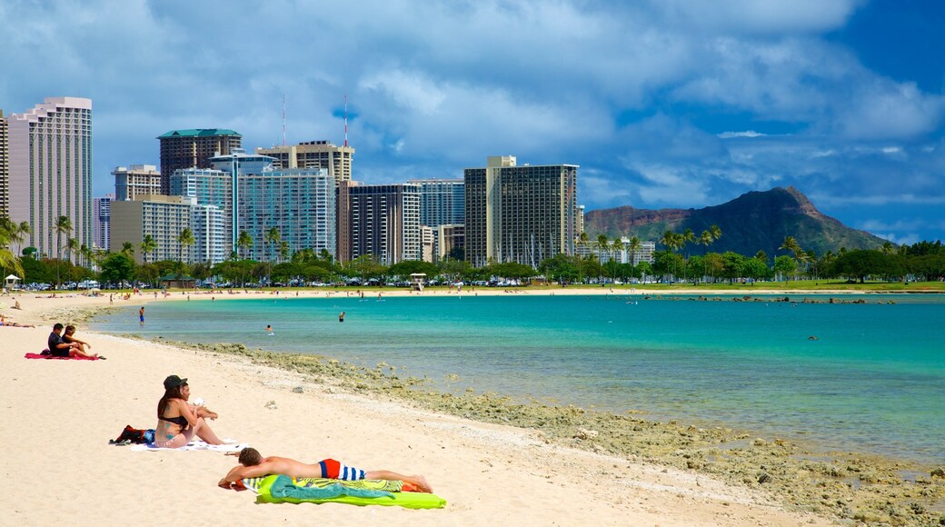 Ala Moana Beach Park which includes a coastal town, a city and views