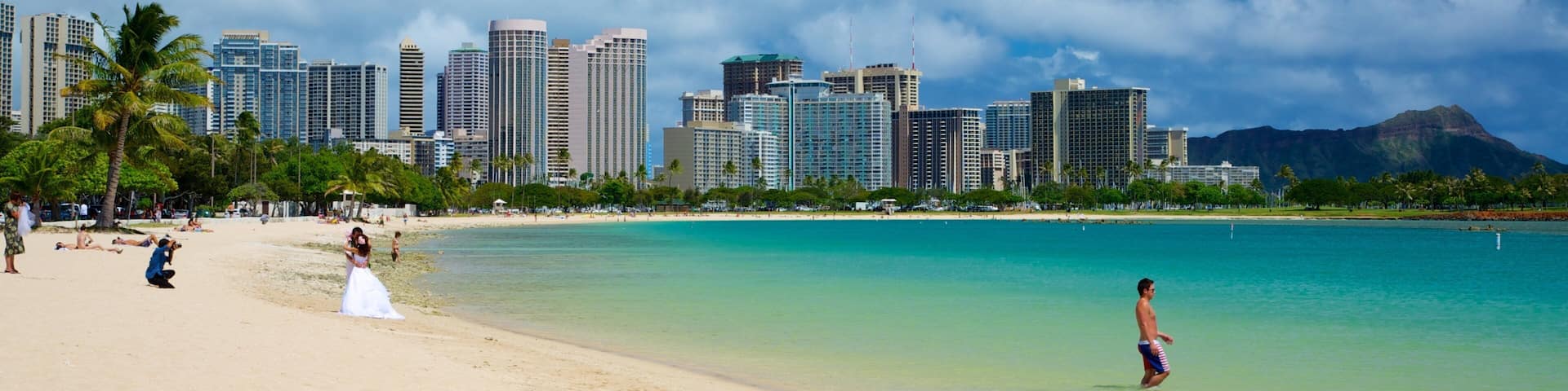 Ala Moana Beach Park das einen Sandstrand, Skyline und Küstenort