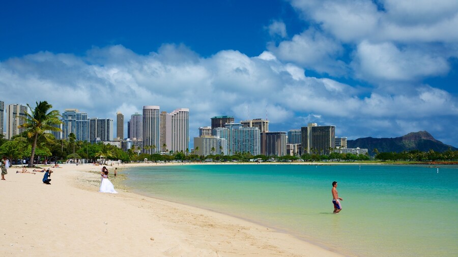 Ala Moana Beach Park qui includes plage de sable, silhouettes urbaines et ville côtière