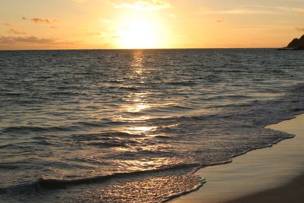 Waimanalo Beach welches beinhaltet Sonnenuntergang, Sandstrand und Landschaften