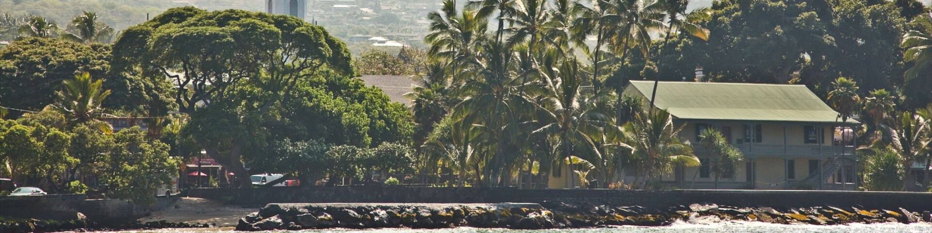 Hulihee Palace mettant en vedette brume ou brouillard, ville côtière et vues littorales