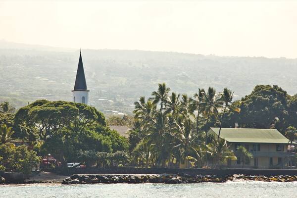 Hulihee Palace mettant en vedette brume ou brouillard, ville côtière et vues littorales