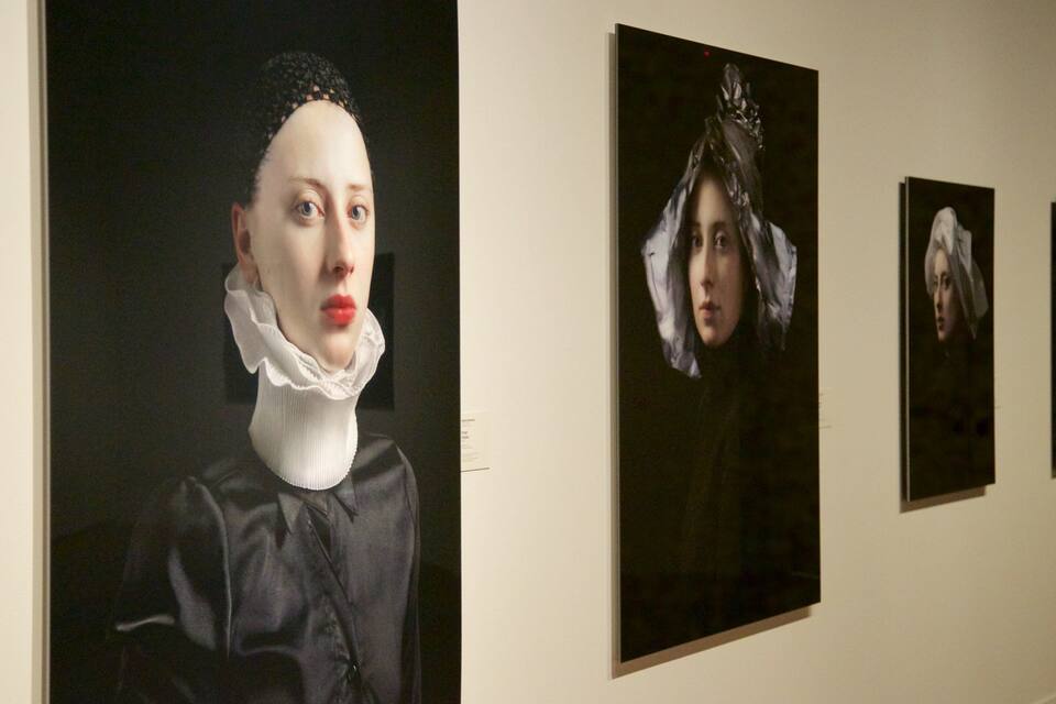 Una galería con pinturas clásicas expuestas.