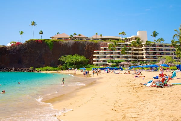 Kaanapali Beach welches beinhaltet Hotel, tropische Szenerien und Strand