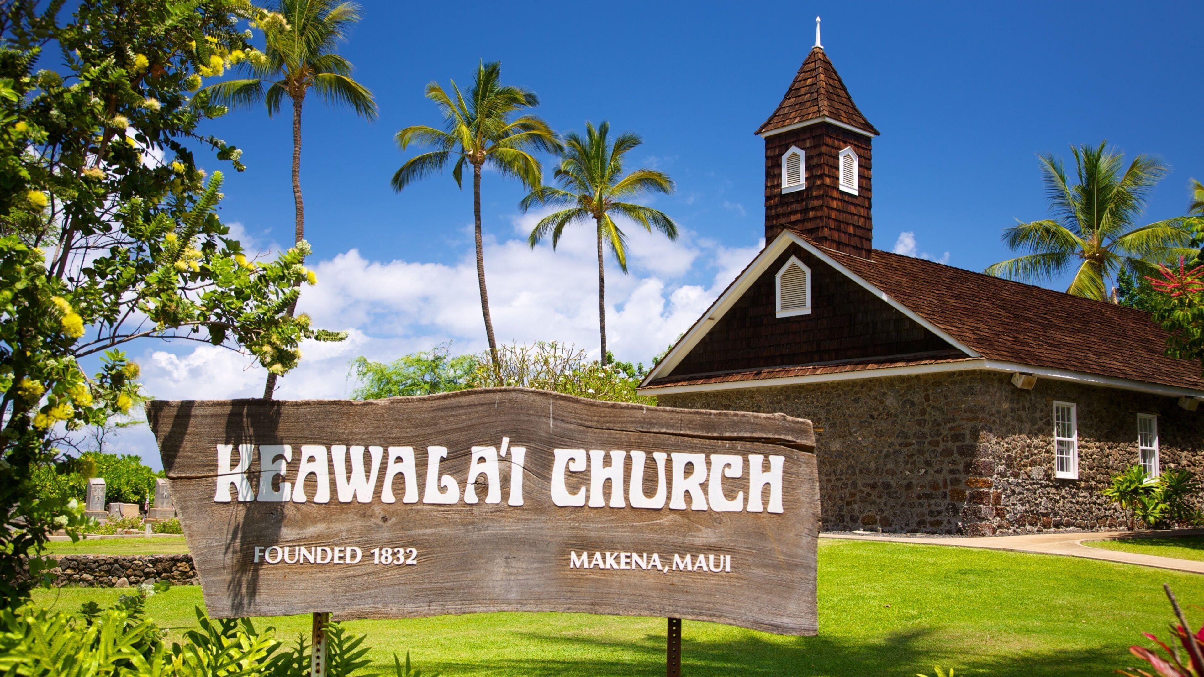 Maluaka Beach som omfatter religiøse elementer, en park og en kirke eller en katedral